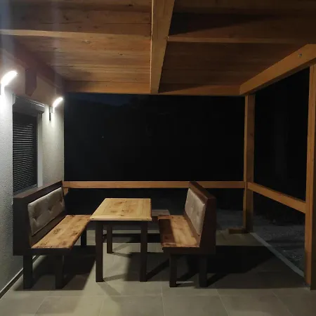 - H Prázdninový dům *