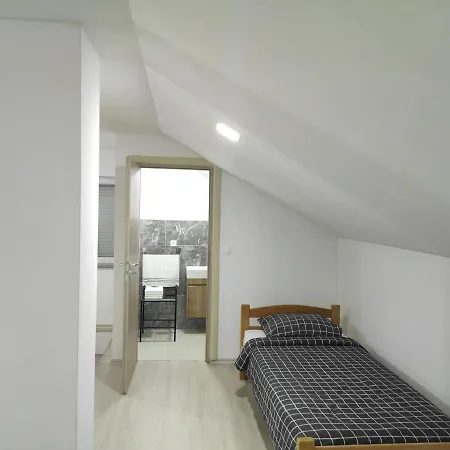 - H Prázdninový dům