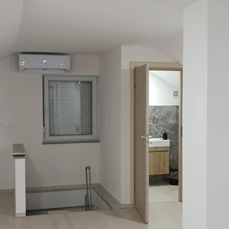 Prázdninový dům - H *