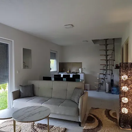 Prázdninový dům - H