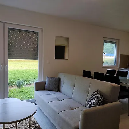 - H Prázdninový dům *